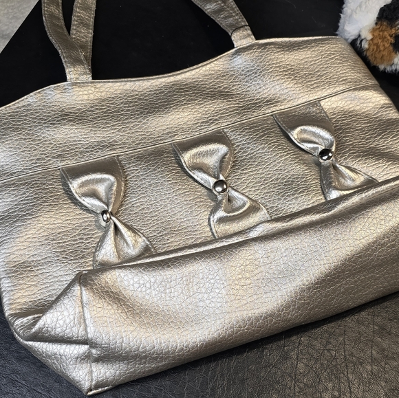 Silver Tote with Pinched Columns = Cute! - Picture 3 of 10